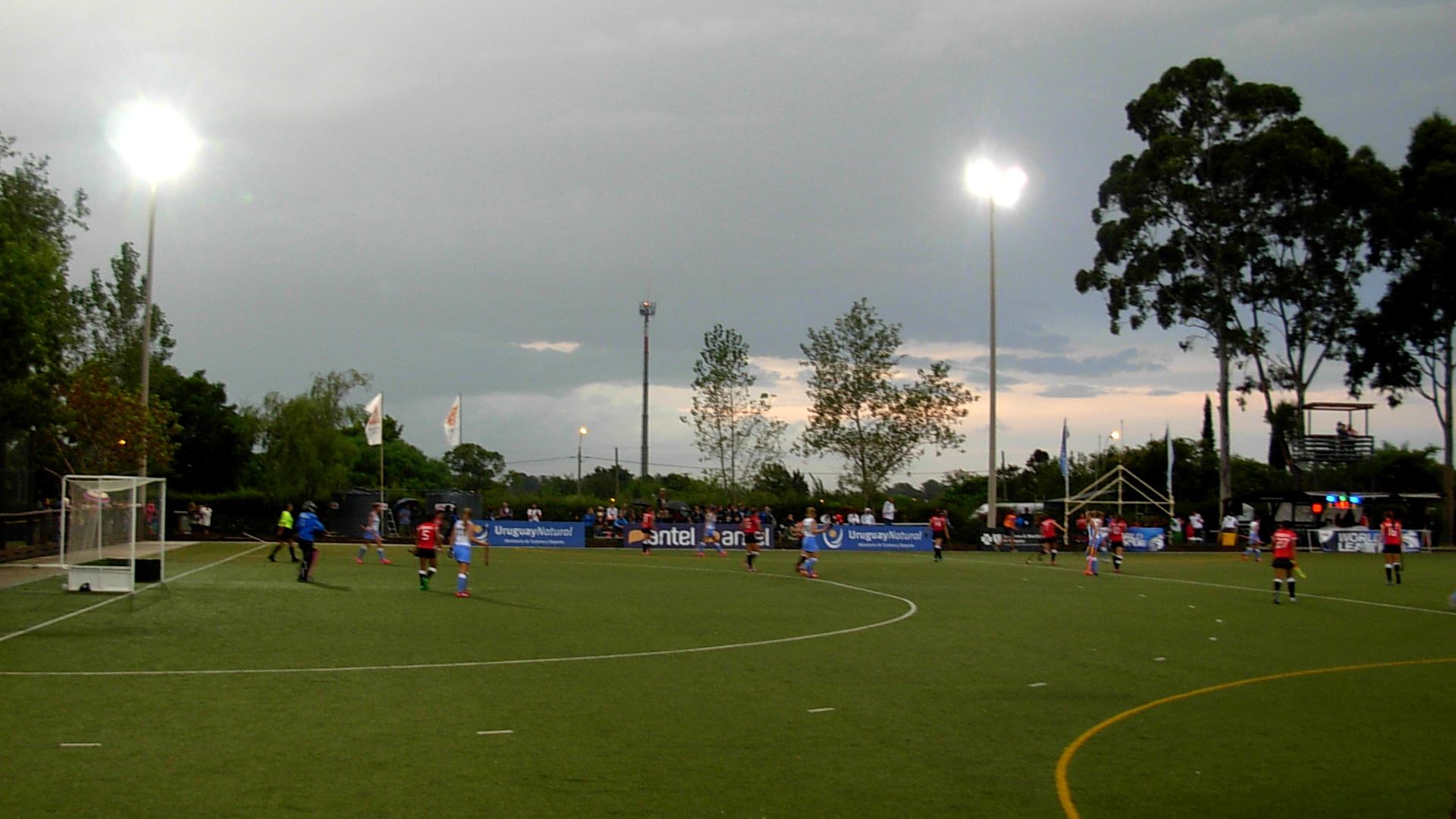 Partido de hockey sobre césped de noche en Montevideo